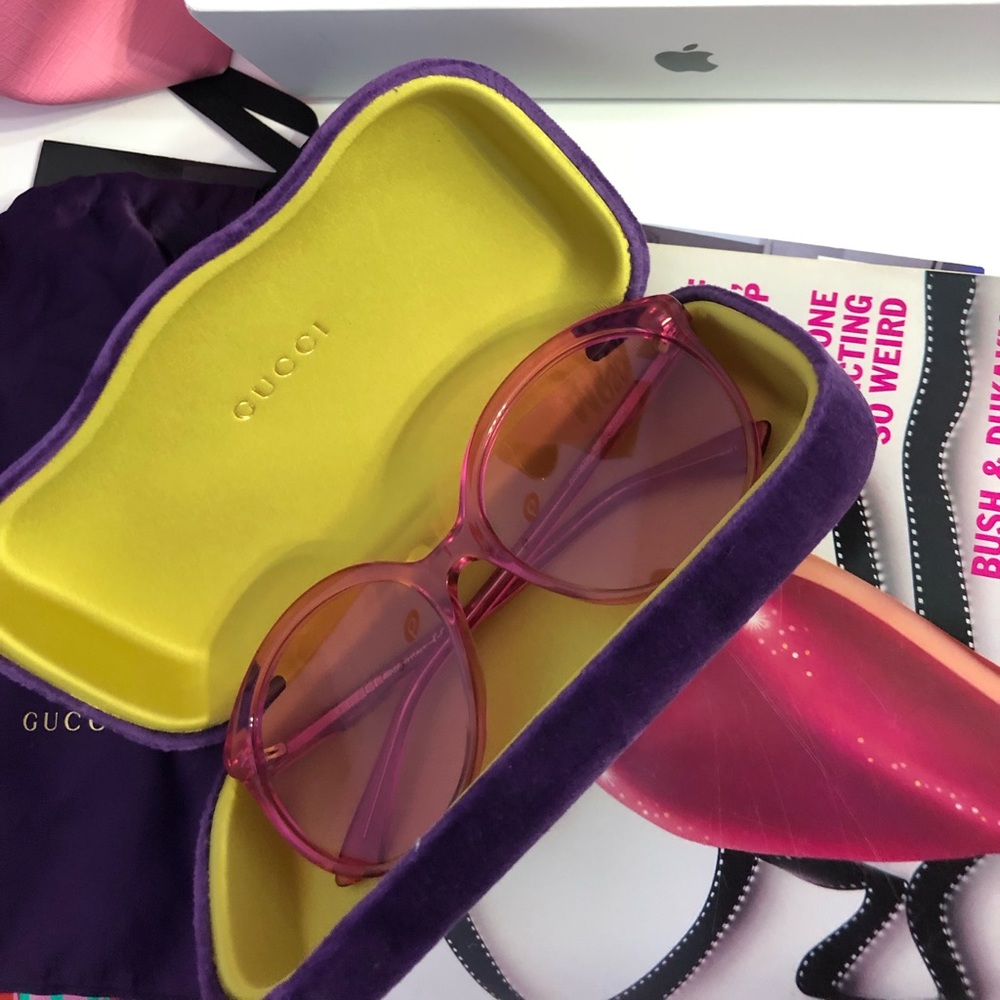 Gucci sunglasses with velvet case